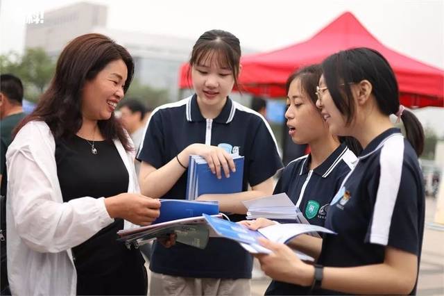 中職招生咨詢會現場火爆 升學就業雙軌并行，職業教育前景廣闊